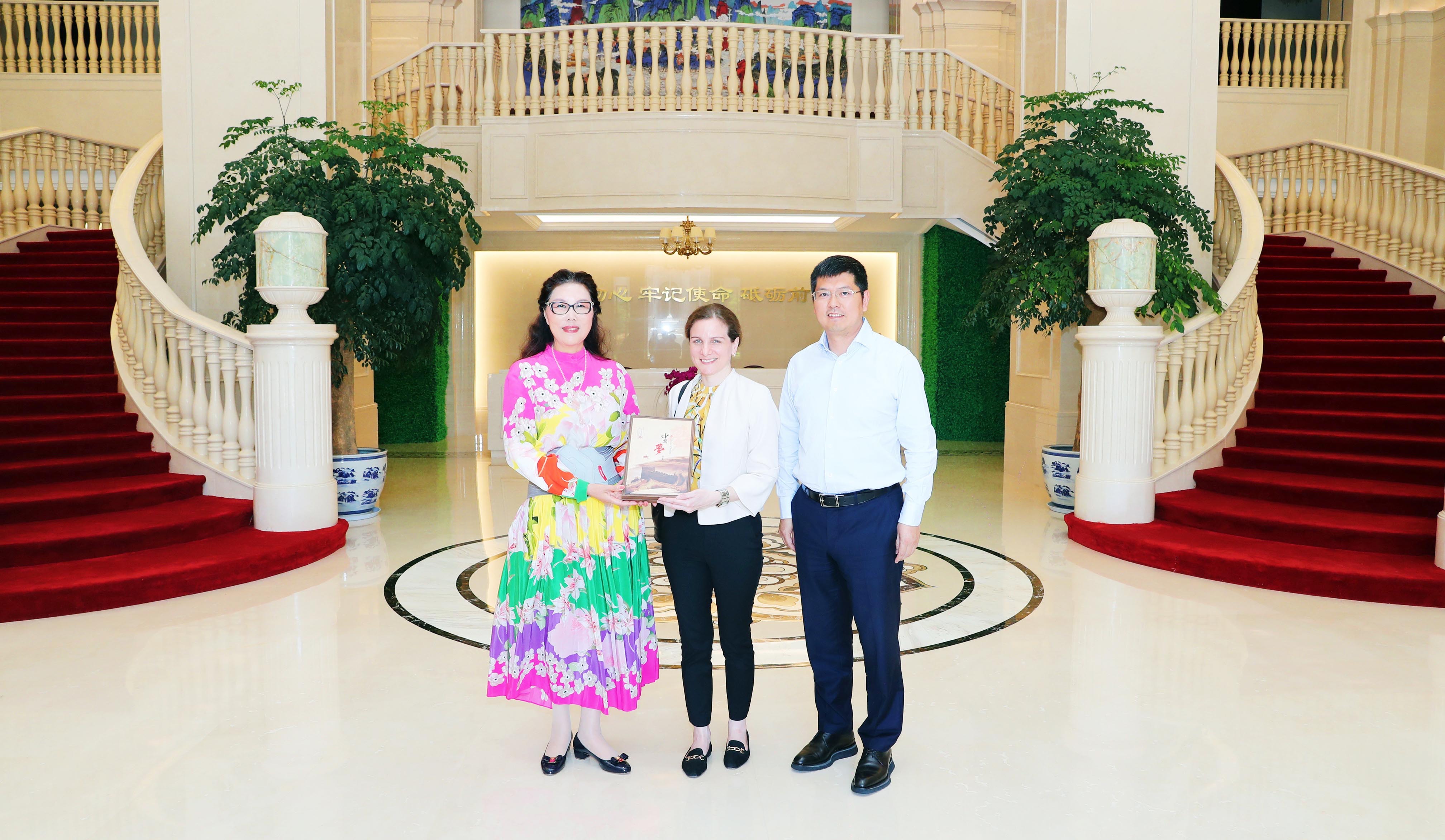 奥地利驻沪代理总领事Maria-Helene Fuchs访问yl34511线路中心集团